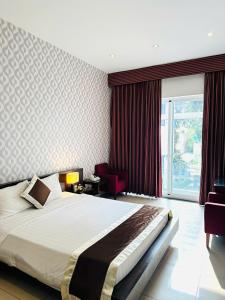Postel nebo postele na pokoji v ubytování Ngoc Linh Luxury Hotel