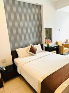 Postel nebo postele na pokoji v ubytování Ngoc Linh Luxury Hotel