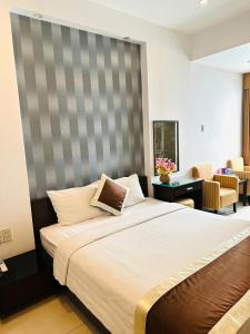 Postel nebo postele na pokoji v ubytování Ngoc Linh Luxury Hotel