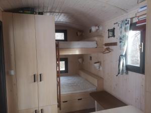 Postel nebo postele na pokoji v ubytování Maringotka k pronájmu