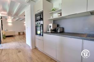 Η κουζίνα ή μικρή κουζίνα στο Le Ranch, charmante maison de style, proche de la mer et de Vannes dans le Golfe