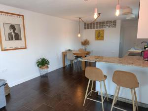 una cucina e una sala da pranzo con bancone e sgabelli di Cortijo Ciprés a Vélez Blanco Altre 26 foto