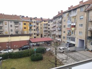 Το κτήριο όπου στεγάζεται  το διαμέρισμα