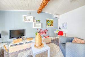 TV a/nebo společenská místnost v ubytování Sur La Route Des Vins - Libourne