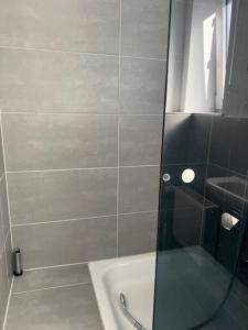 a bathroom with a shower and a sink at Haus 6-16P - 6Zi - Aurora Hamburg in Buchholz in der Nordheide