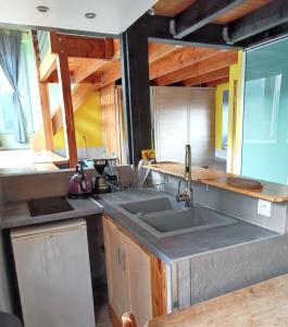 Dapur atau dapur kecil di Maison avec sauna à Saint-Sauveur-en-Rue, 60 m²