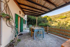 a table and chairs on the balcony of a house at Appartamenti del Sole - Goelba in Seccheto