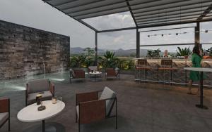 Rõdu või terrass majutusasutuses Radisson Resort and Spa Lonavala