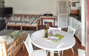 ein Wohnzimmer mit einem weißen Tisch und einer Couch in der Unterkunft Charming House in Covelas with Shared Pool in Póvoa de Lanhoso