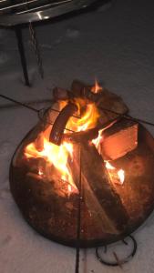 a grill with a fire in the ground at Hasiorówka Dom w górach z jacuzzi w cenie in Złatna