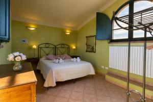 A bed or beds in a room at Agriresidence Debbiare Még 37 kép