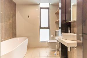 Gallery image of L8 Modern 2B with Parking Affordable Convenient in Sydney