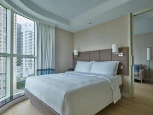 Uma cama ou camas num quarto em Two MacDonnell Road