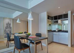 A cozinha ou kitchenette de Two MacDonnell Road