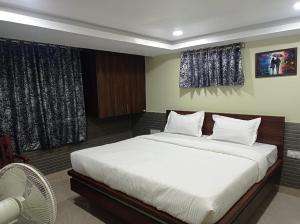 Postel nebo postele na pokoji v ubytování Elevate Horizon Hotel