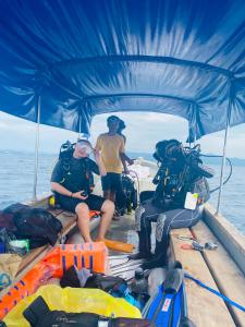 a group of people on a boat in the water at Fakriba camping tour and travel in Besir