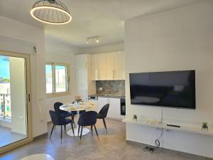 Μια τηλεόραση ή/και κέντρο ψυχαγωγίας στο Sunny Beach Apartments - 273