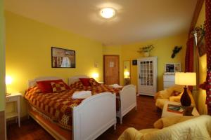 ein Schlafzimmer mit einem Bett und einer Couch in der Unterkunft Escale du Nord in Mont-Tremblant