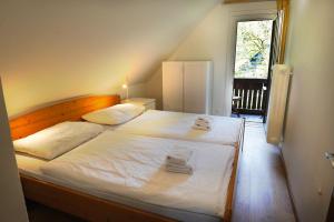 Postel nebo postele na pokoji v ubytování Sobe in apartmaji Pri Ukcu Bohinj