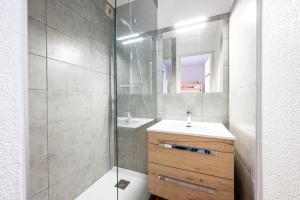 un baño con lavabo y espejo en La Croix du Sud, en Valmeinier 21 fotos más