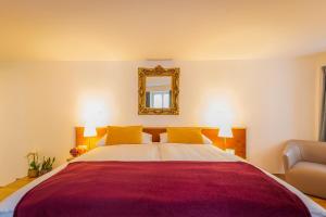 Postel nebo postele na pokoji v ubytování Hôtel du Cheval Blanc - City center