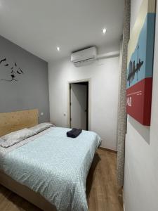 a bedroom with a bed in a room at Apartamento con patio en Madrid centro in Madrid