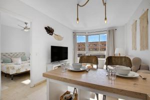 Una televisión o centro de entretenimiento en Vistamarina B308 By IVI Real Estate