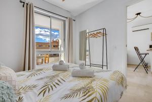 Una cama o camas en una habitación de Vistamarina B308 By IVI Real Estate 16 fotos más