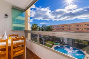 Un balcón o terraza en Vistamarina B308 By IVI Real Estate