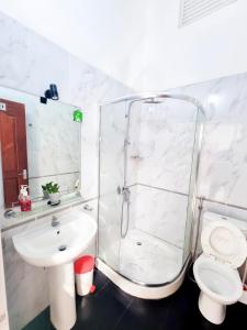 カトゥナーヤカにあるHOSTEL KATUNAYAKE At COLOMBO AIRPORT TRANSITのバスルーム(シャワー、トイレ、シンク付) +37枚の写真