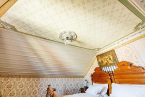 ein Schlafzimmer mit einem Bett und einer Decke in der Unterkunft Villa Charlotte in Bad Harzburg