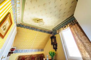 Zimmer mit gelben Wänden und einer Decke mit Fenster in der Unterkunft Villa Charlotte in Bad Harzburg