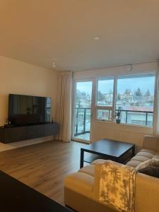 TV a/nebo společenská místnost v ubytování Minimalistic, Flat, Kópavogur