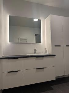 Kuhinja oz. manjša kuhinja v nastanitvi Minimalistic, Flat, Kópavogur