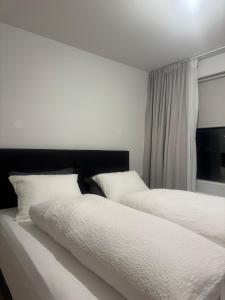 Postel nebo postele na pokoji v ubytování Minimalistic, Flat, Kópavogur + 4 fotografie