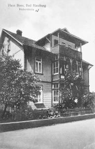 ein Schwarz-Weiß-Foto eines Hauses in der Unterkunft Villa Charlotte in Bad Harzburg