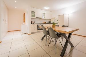 Una cocina o zona de cocina en Los Lorentes Residences Bulle