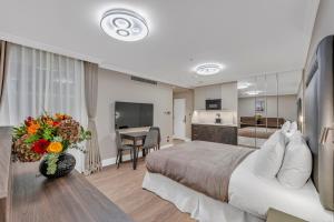 a hotel room with a large bed and a kitchen at Cleveland Residences Bloomsbury in London