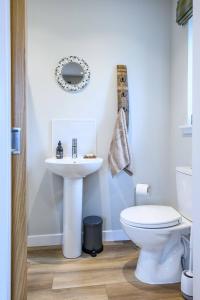 une salle de bain avec des toilettes blanches et un lavabo dans l'établissement Armadale Farm Cottage, à Armadale 20 autres photos