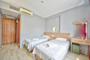 Postel nebo postele na pokoji v ubytování Kalkan Hotel