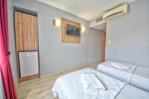 Postel nebo postele na pokoji v ubytování Kalkan Hotel