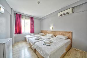 Postel nebo postele na pokoji v ubytování Kalkan Hotel