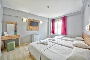 Postel nebo postele na pokoji v ubytování Kalkan Hotel
