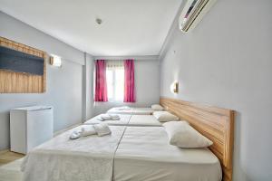 Postel nebo postele na pokoji v ubytování Kalkan Hotel