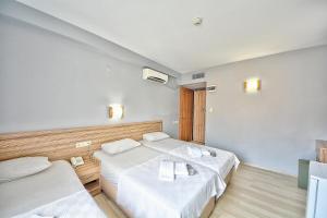 Postel nebo postele na pokoji v ubytování Kalkan Hotel