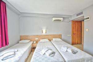 Postel nebo postele na pokoji v ubytování Kalkan Hotel