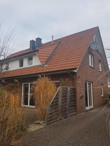 a brick house with a brown roof at Haus 6-12P - 6Zi - Aurora Hamburg in Wenzendorf