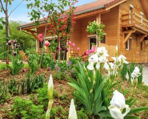 a garden with flowers in front of a house at Maison de campagne à Gap avec vue sur la montagne. in La Freissinouse