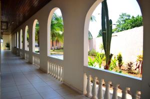 Canoas Hotel外面的花园