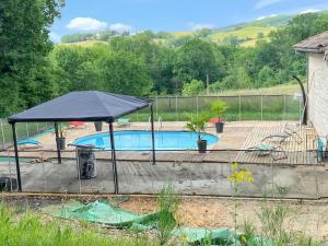 Bazén v ubytování Maison charmante à Puygaillard-de-Quercy avec piscine privée nebo v jeho okolí + 14 fotografií
